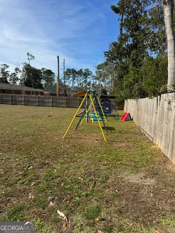 a view of a backyard