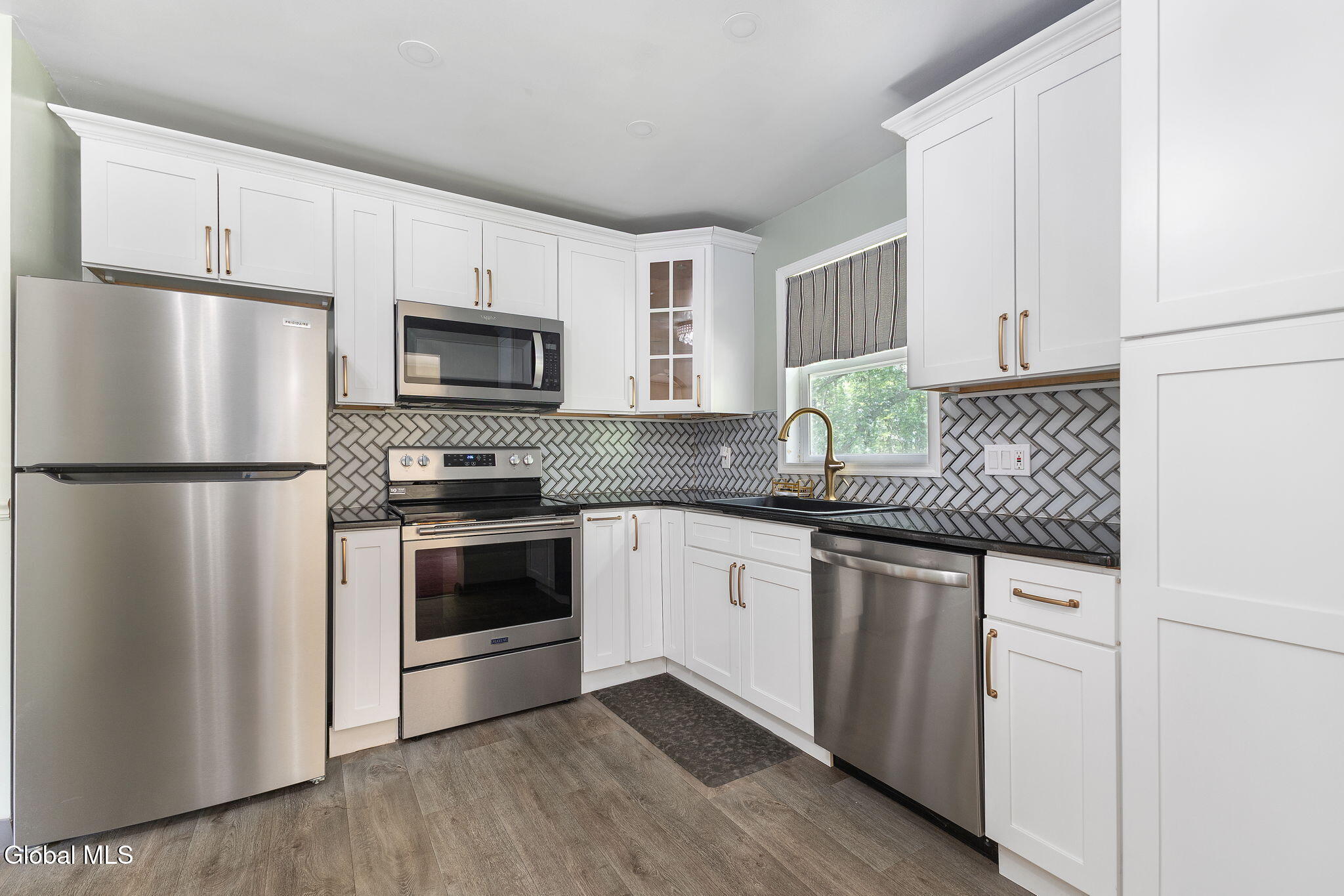 102 Evans Road Rotterdam, NY 12306 - Photo 9 of 42 9
