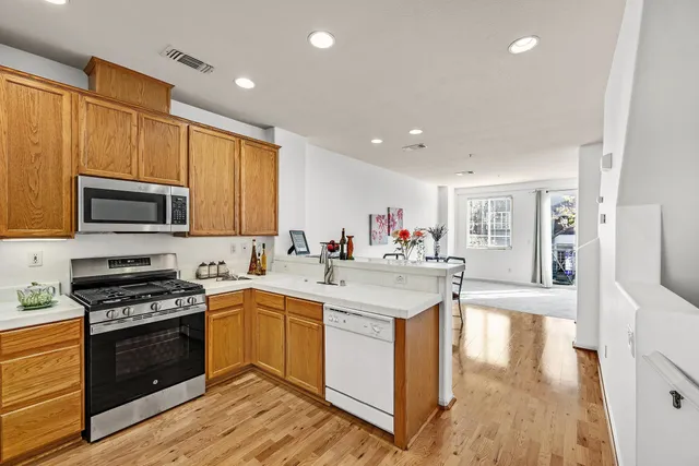 $649,000 | 710 City Walk Place, Unit 4, Hayward, CA 94541