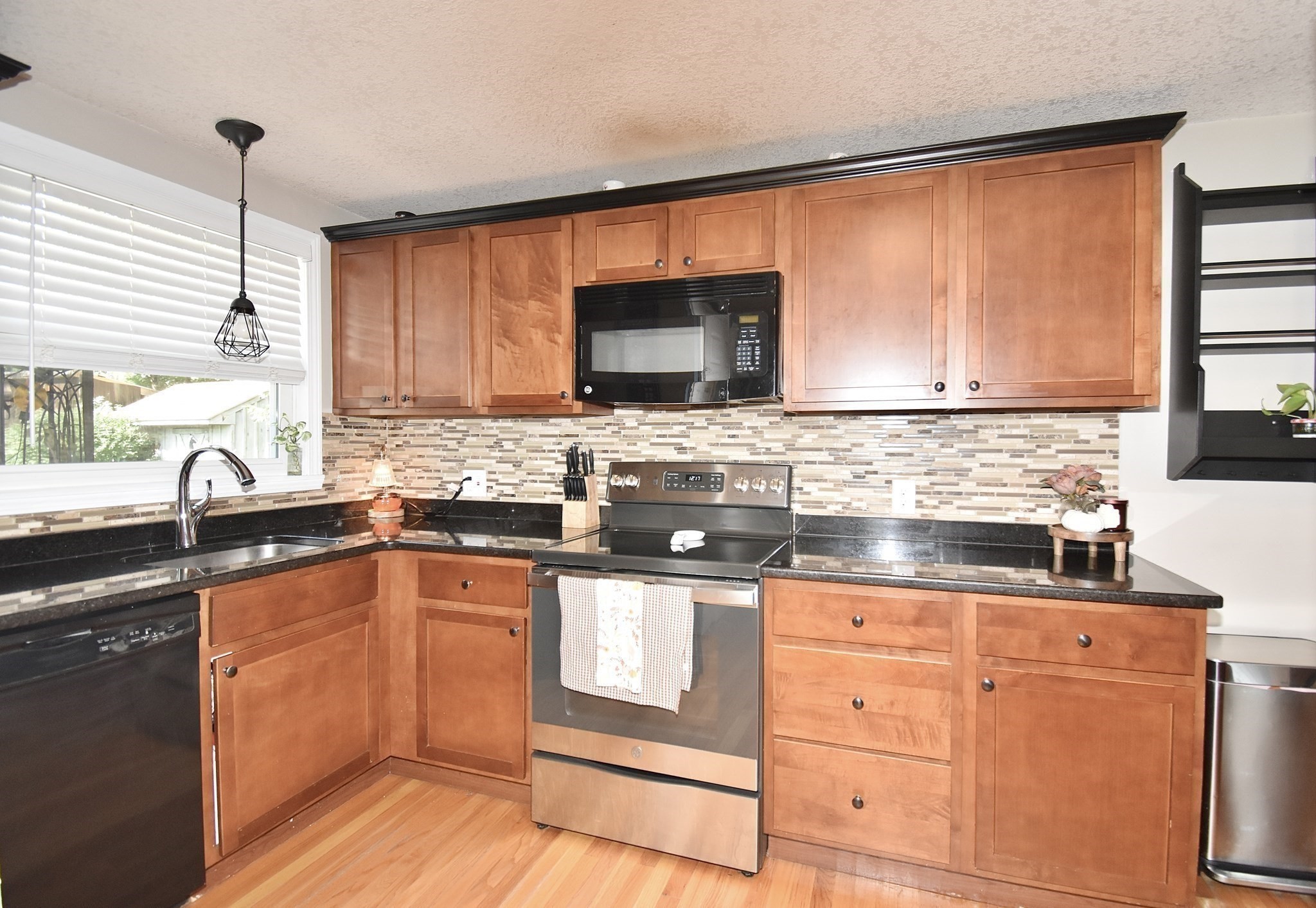 92 Louis Road Springfield, MA 01118 - Photo 5 of 34 Gallery Image 5