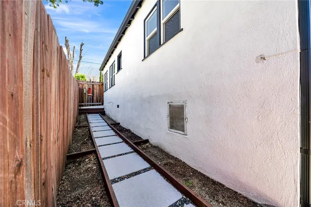 a view of a backyard