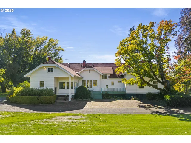 a view of a park with an outdoor space