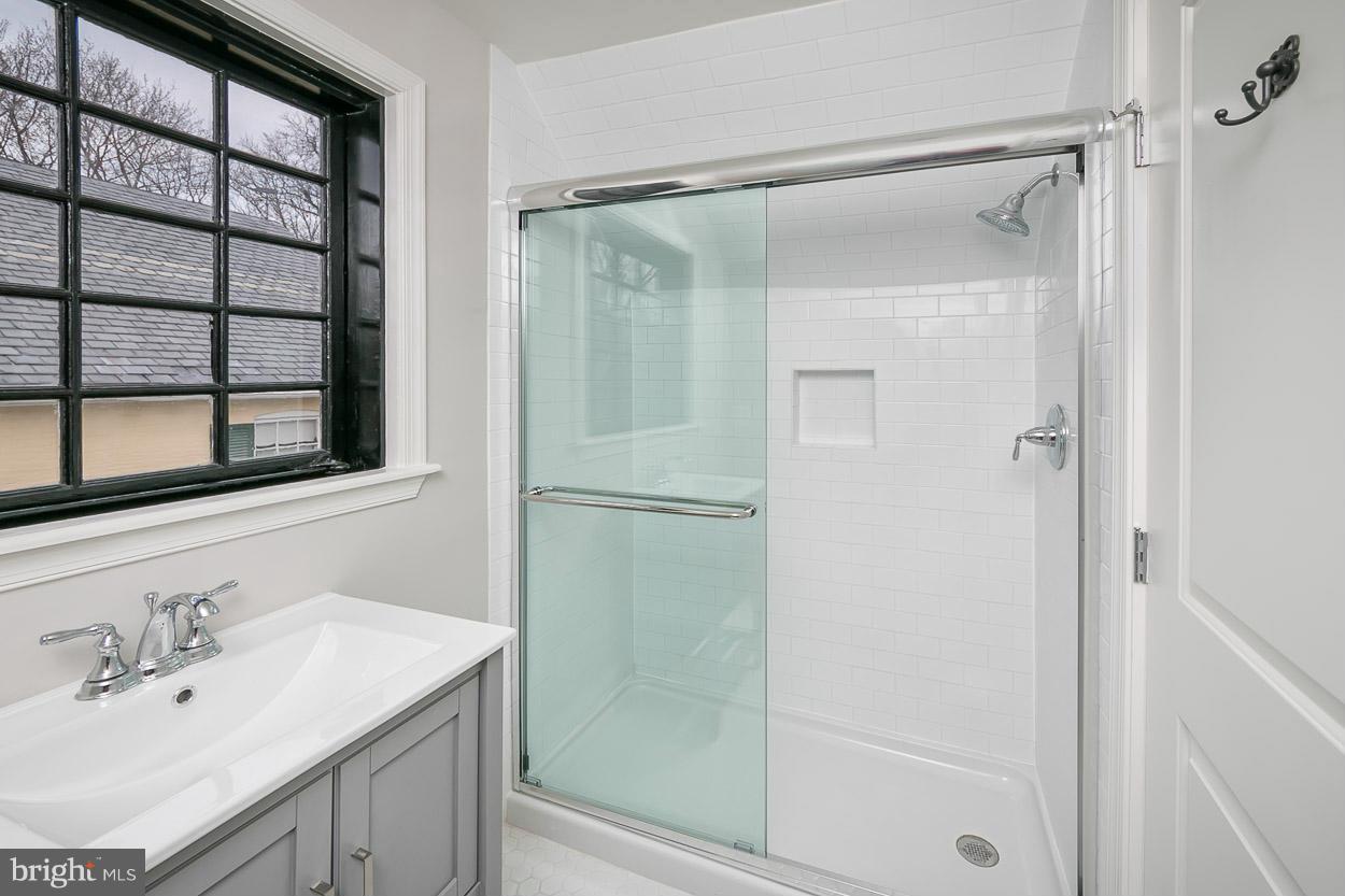 216 Hawthorn Road Baltimore, MD 21210 - Photo 20 of 30 Bath