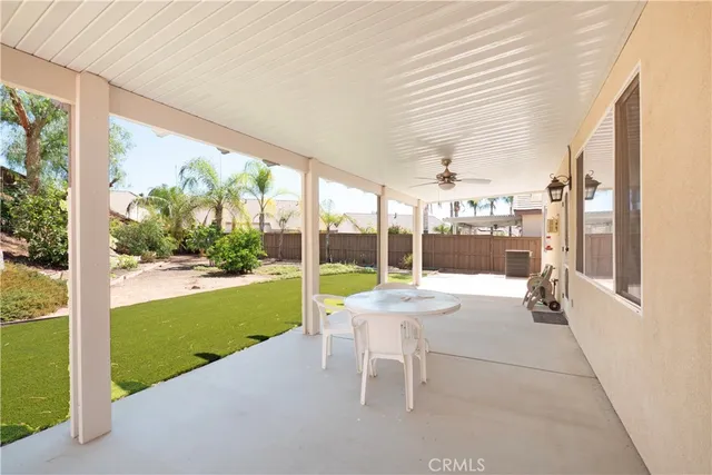 a view of a back yard