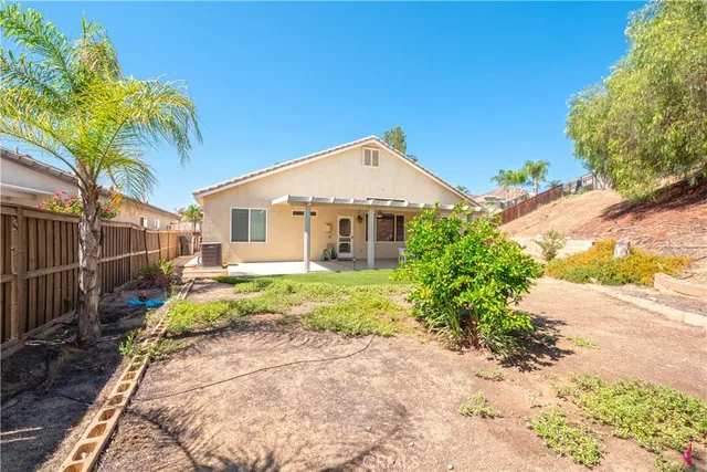 a view of a yard in front of house
