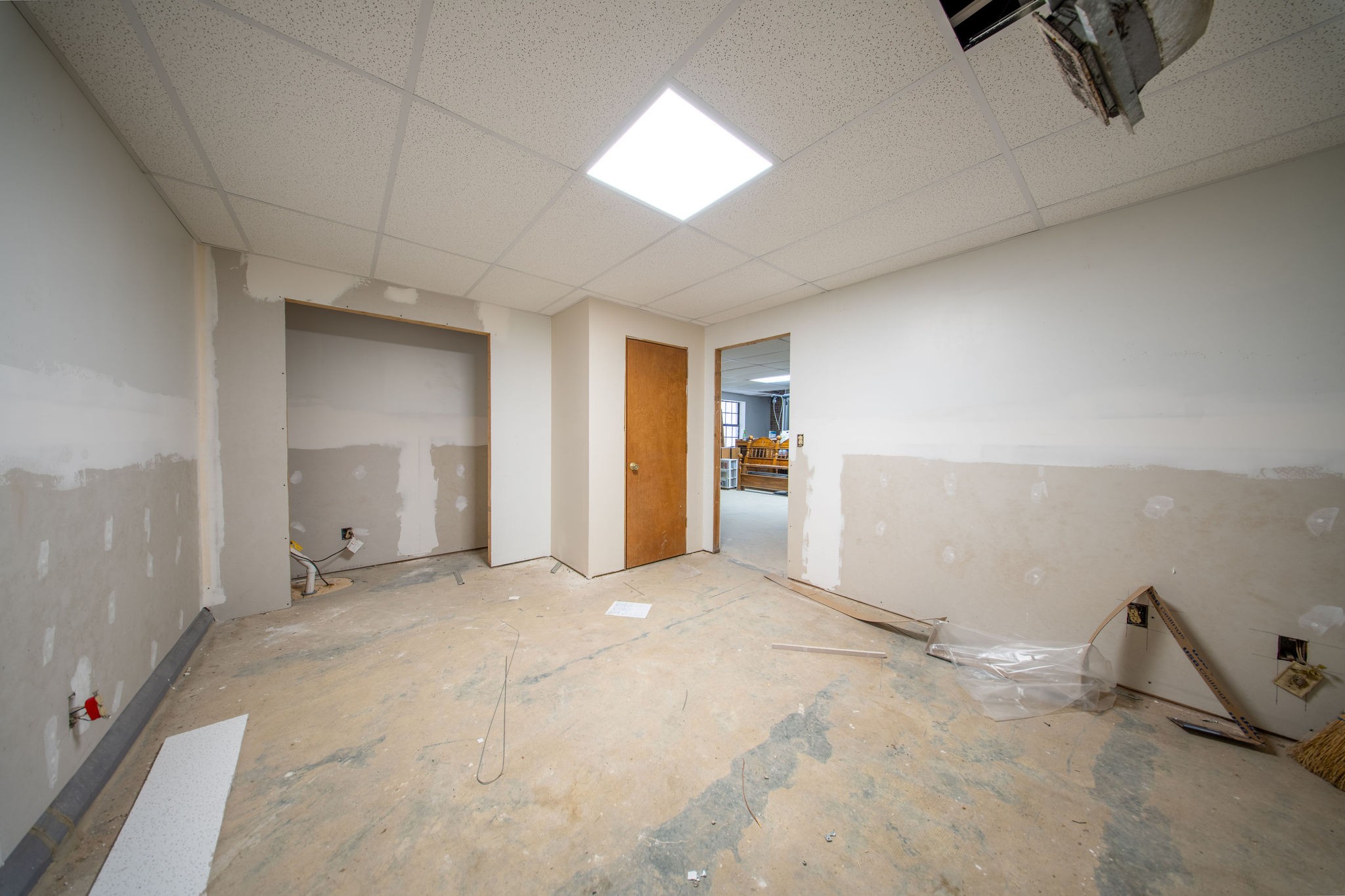 323 Spring Creek Road Lawrenceburg, TN 38464 - Photo 29 of 49 an empty room with windows and pillars in it