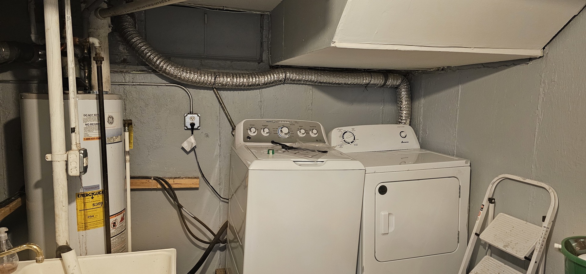 5115 North Springfield Avenue, Unit B Chicago, IL 60625 - Photo 4 of 11 a utility room with dryer and washer