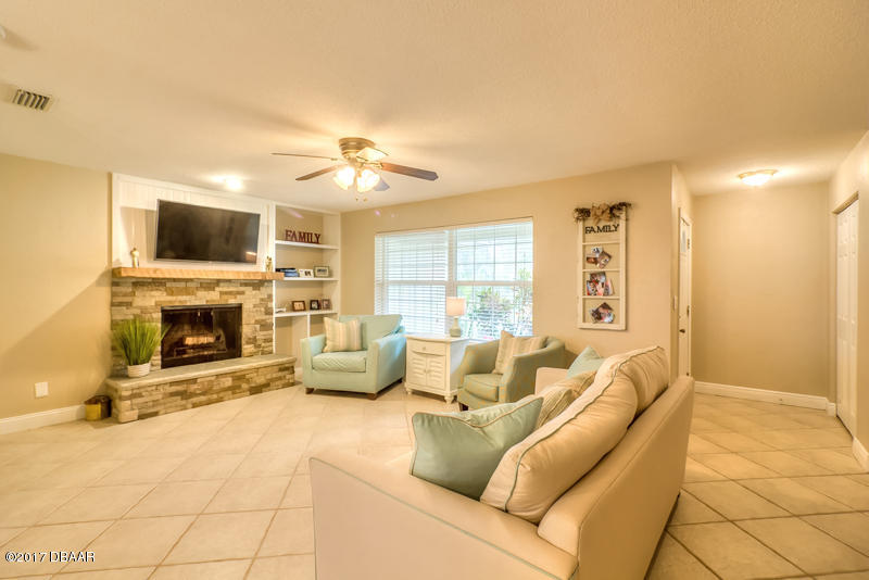 933 Mill Rd Lane Port Orange, FL 32127 - Photo 17 of 49 Family Room (2)