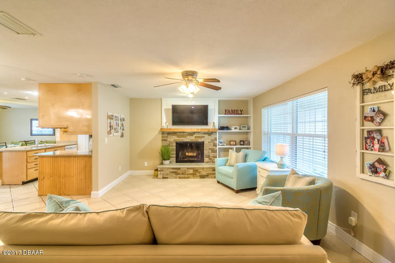 933 Mill Rd Lane Port Orange, FL 32127 - Photo 19 of 49 Family Room (4)