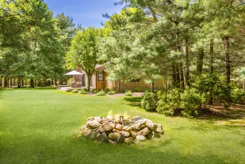 $1,799,000 | 60 Northwest Northwest Landing Road, East Hampton, NY 11937