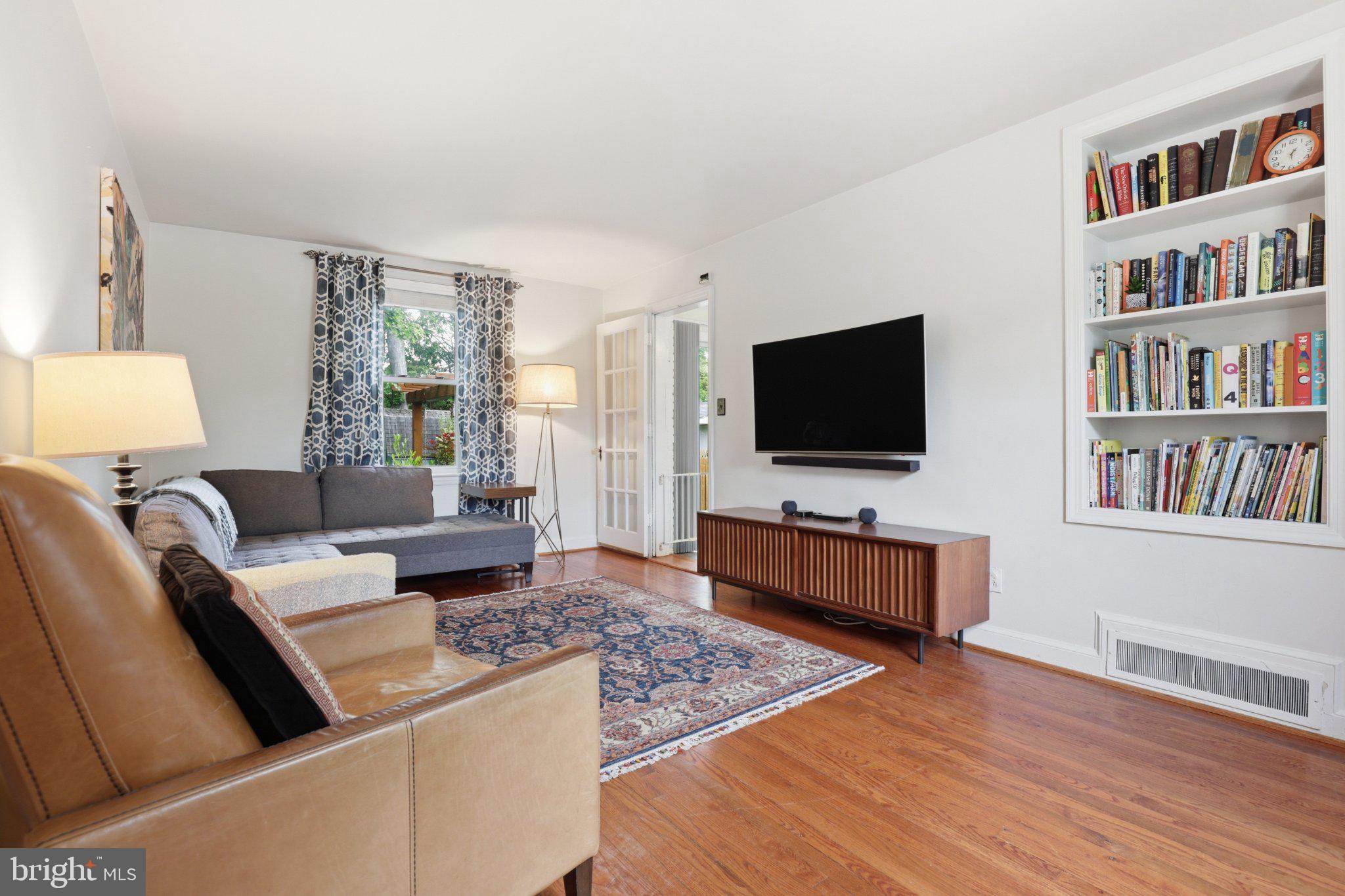 10032 Dallas Avenue Silver Spring, MD 20901 - Photo 10 of 38 Bright and inviting living space.