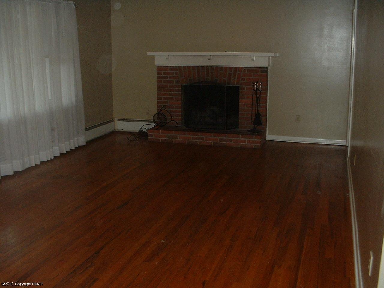 303 Norton Road Stroudsburg, PA 18360 - Photo 3 of 8 Living Room