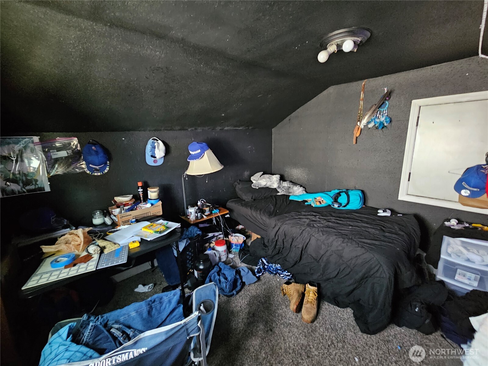 947 19th Avenue Longview, WA 98632 - Photo 11 of 12 a living room with furniture and a couch