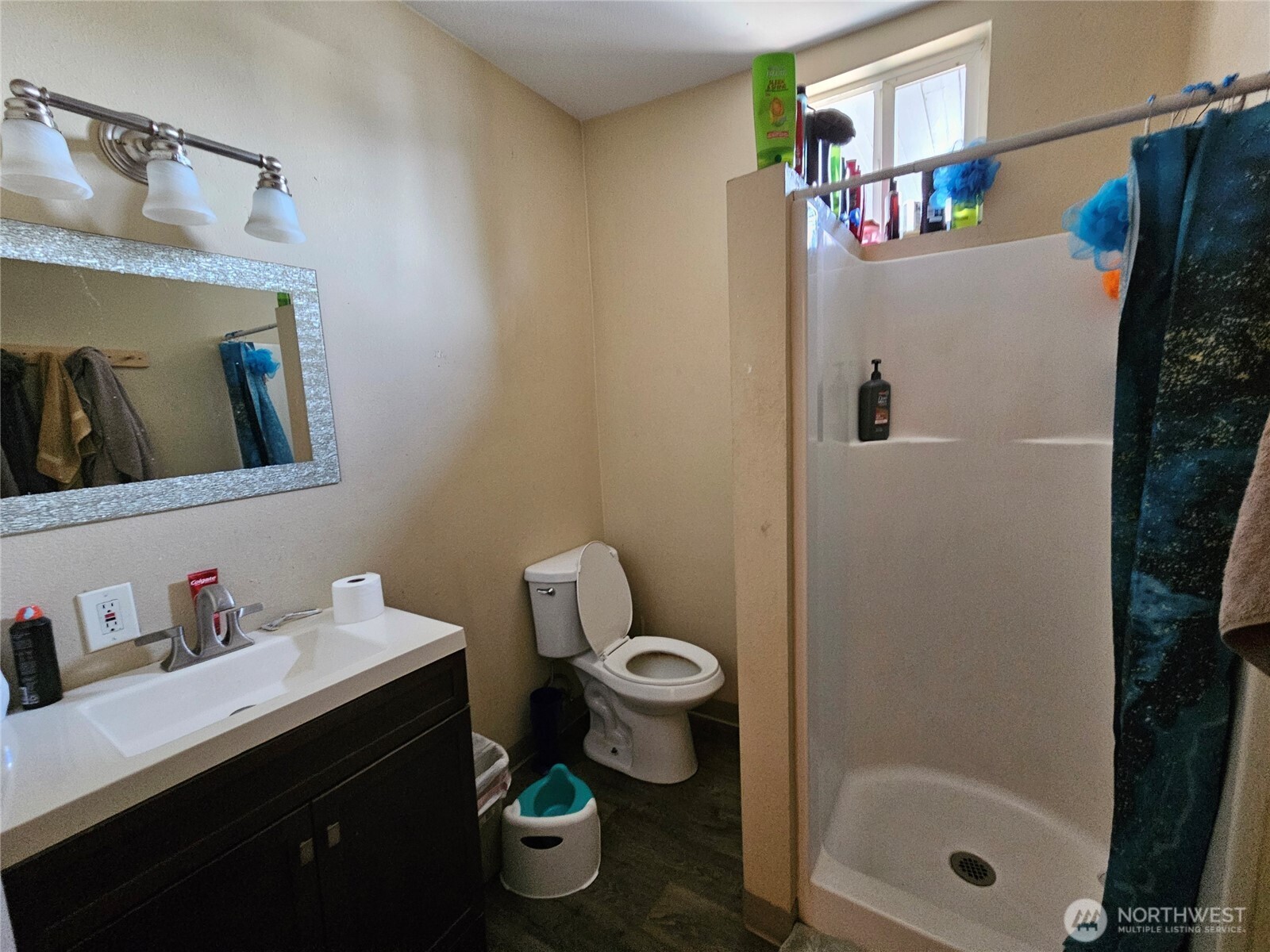 947 19th Avenue Longview, WA 98632 - Photo 12 of 12 a bathroom with a sink toilet and shower