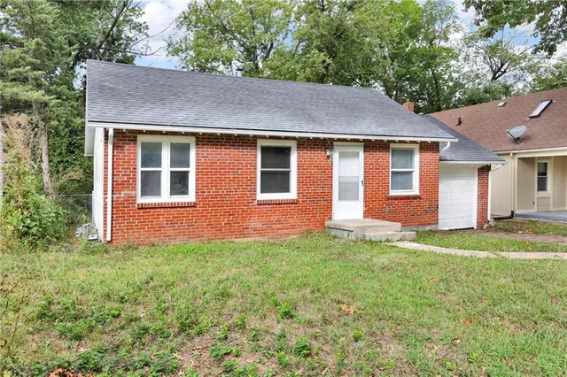 $135,000 | 7406 Tracy Avenue, Kansas City, MO 64131