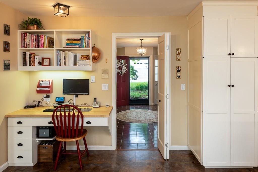 80 Barry Road Worcester, MA 01609 - Photo 8 of 31 Gallery Image 8