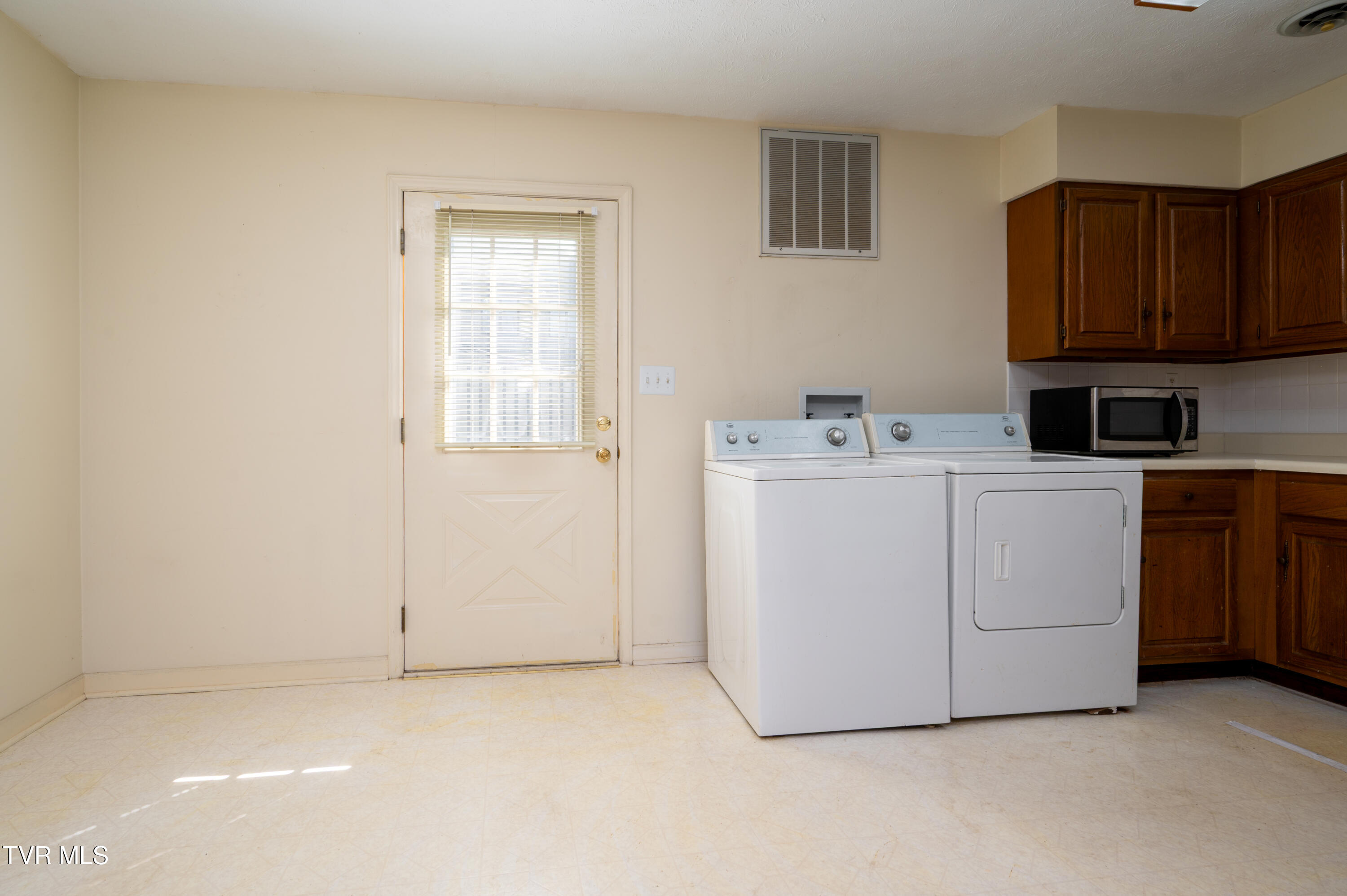 3539 Netherland Inn Road, Unit 11 Kingsport, TN 37660 - Photo 12 of 40 Netherland Inn-15