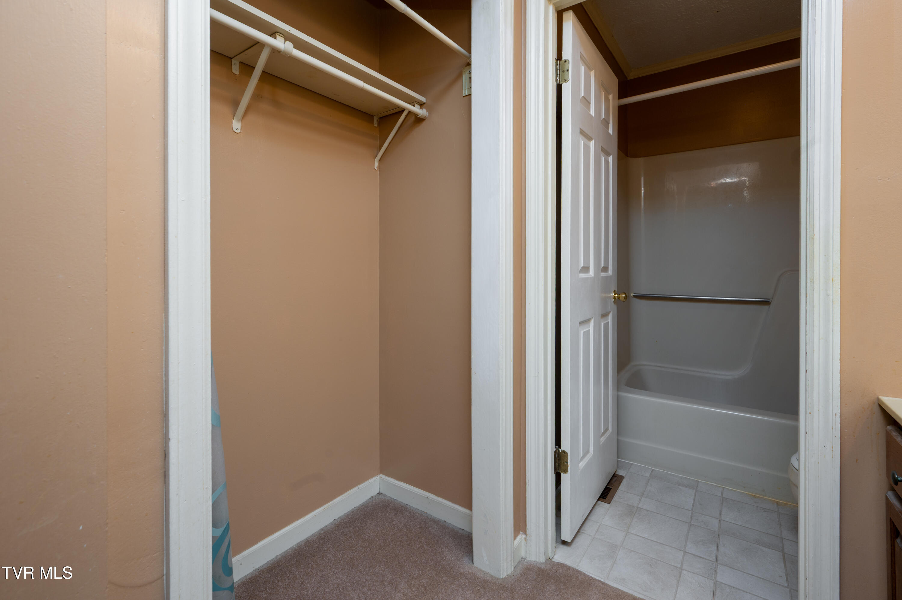 3539 Netherland Inn Road, Unit 11 Kingsport, TN 37660 - Photo 31 of 40 Netherland Inn-34