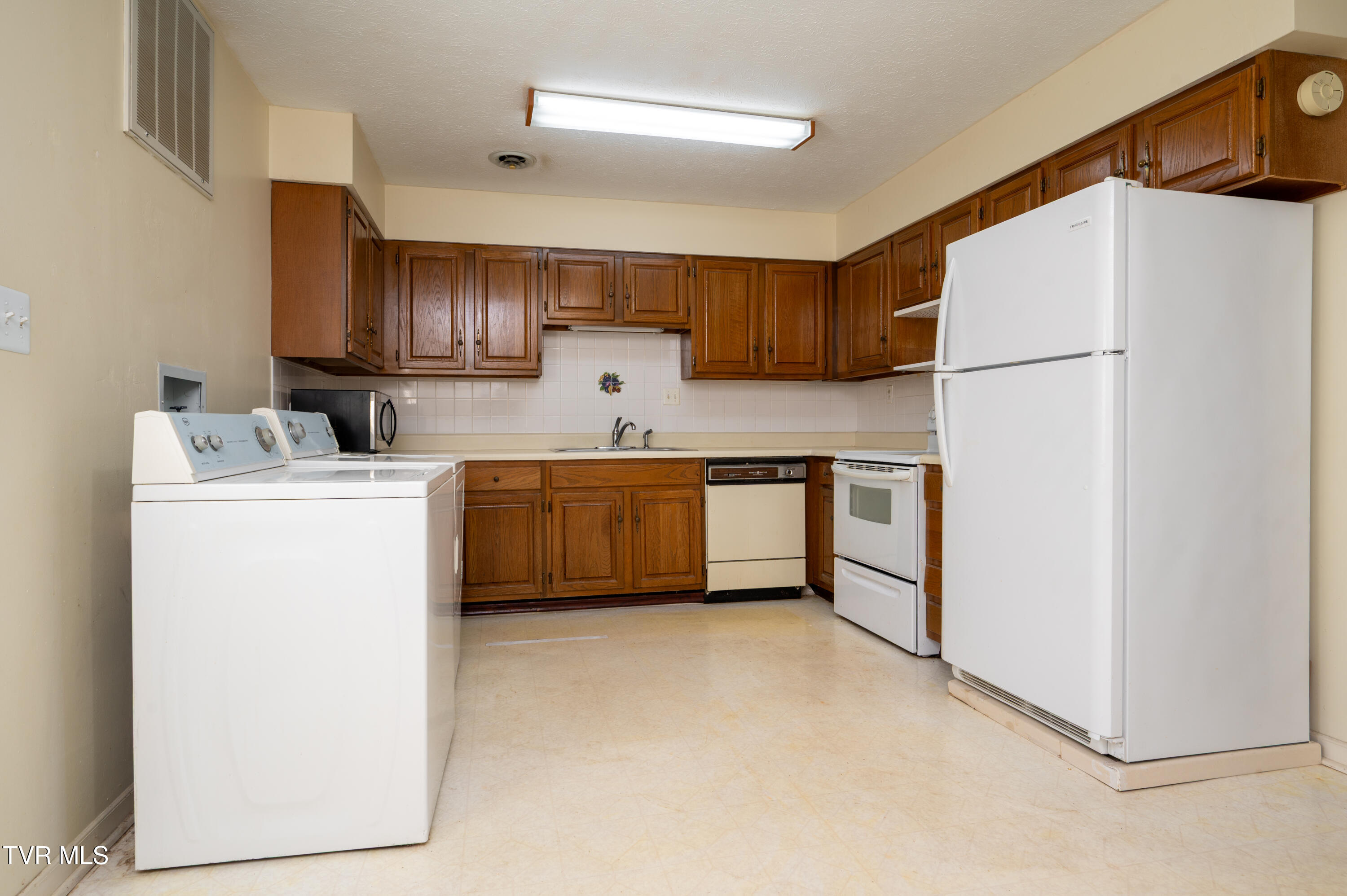 3539 Netherland Inn Road, Unit 11 Kingsport, TN 37660 - Photo 8 of 40 Netherland Inn-11