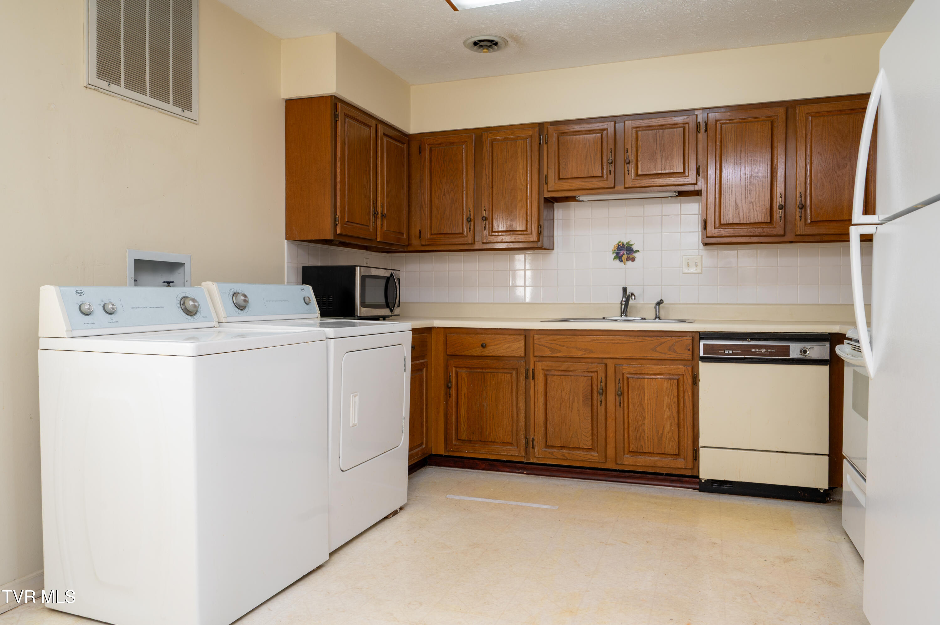 3539 Netherland Inn Road, Unit 11 Kingsport, TN 37660 - Photo 9 of 40 Netherland Inn-12