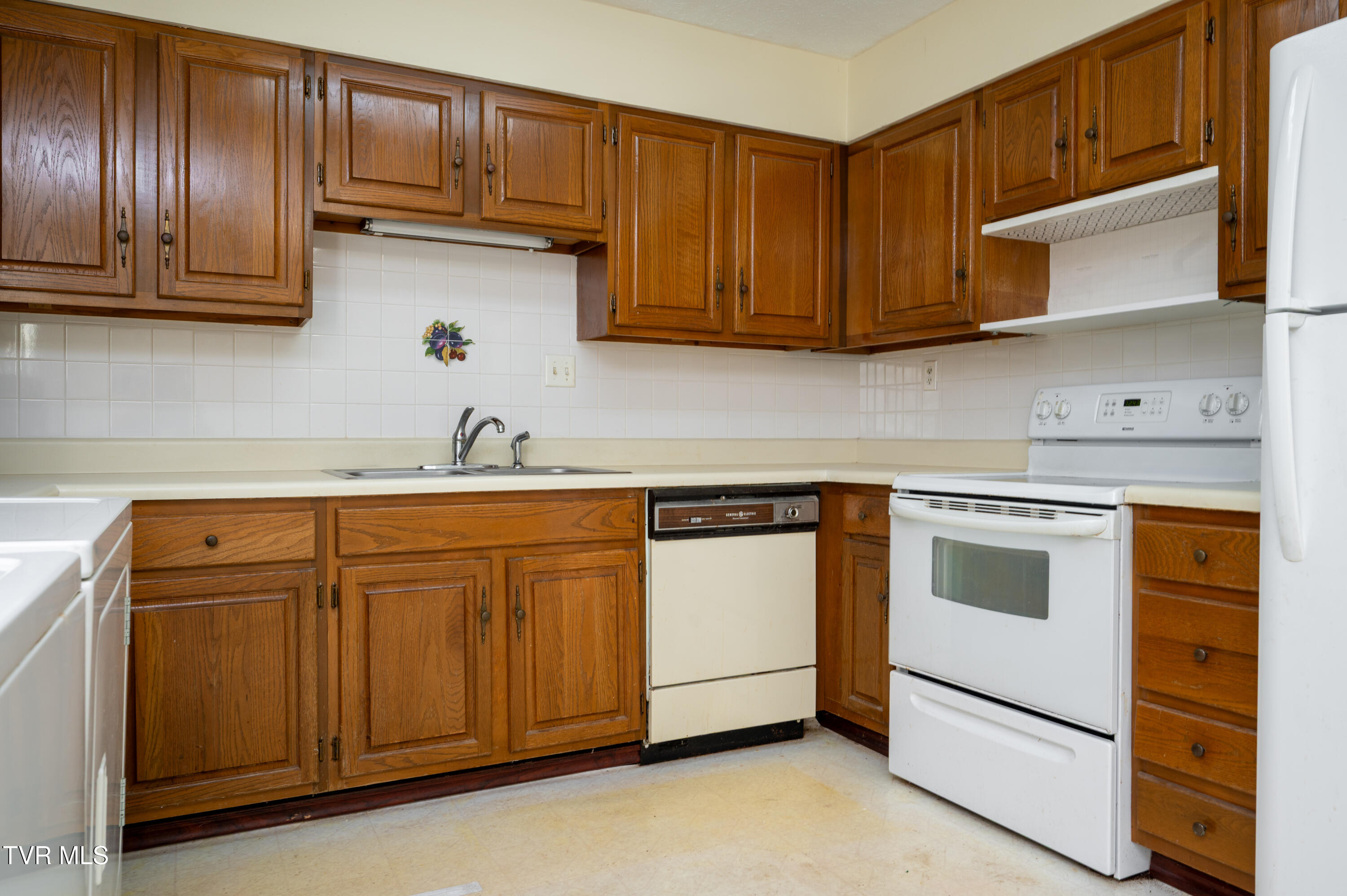 3539 Netherland Inn Road, Unit 11 Kingsport, TN 37660 - Photo 10 of 40 Netherland Inn-13