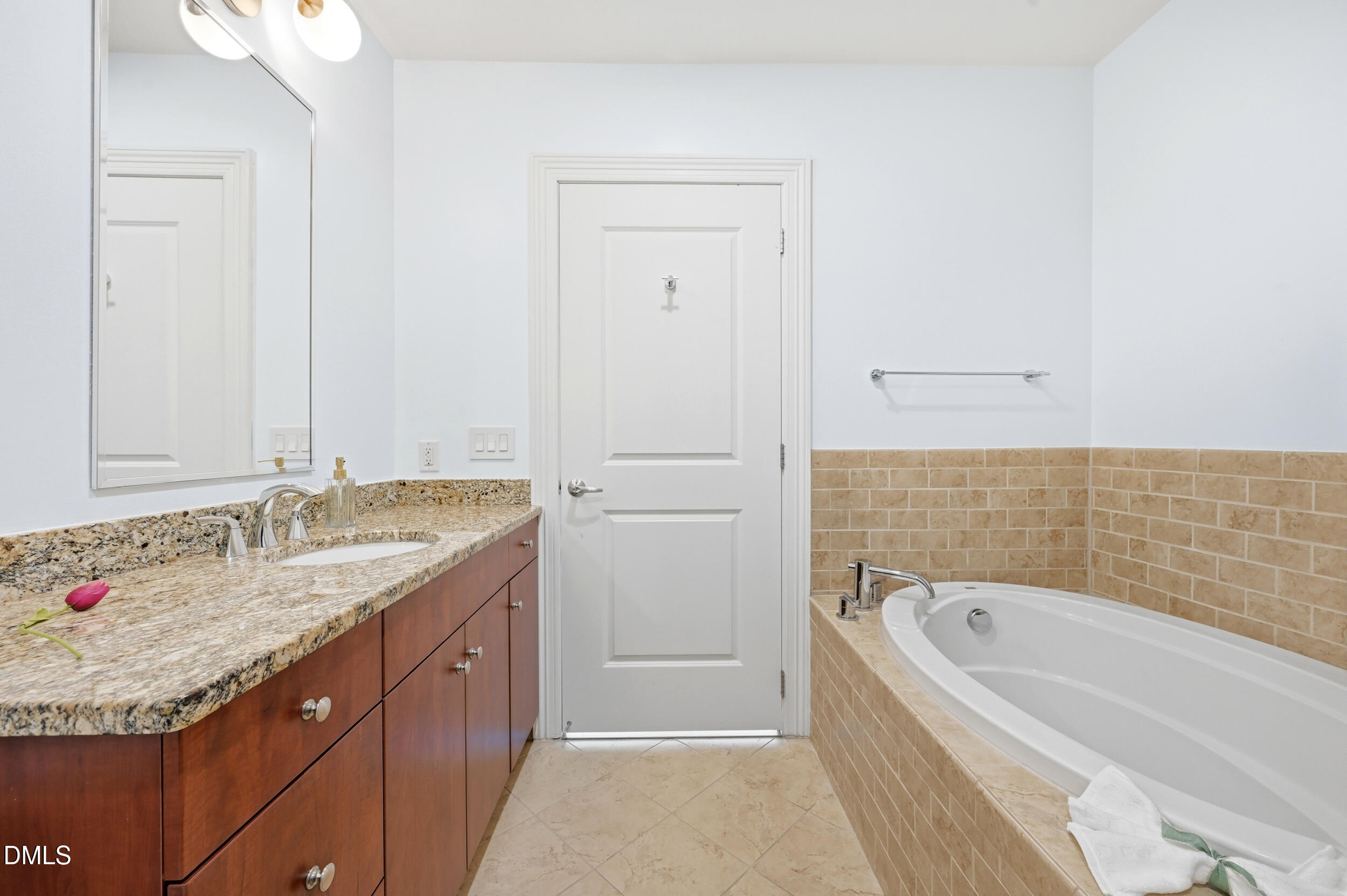 400 West North Street, Unit 810 Raleigh, NC 27603 - Photo 22 of 39 Primary bath
