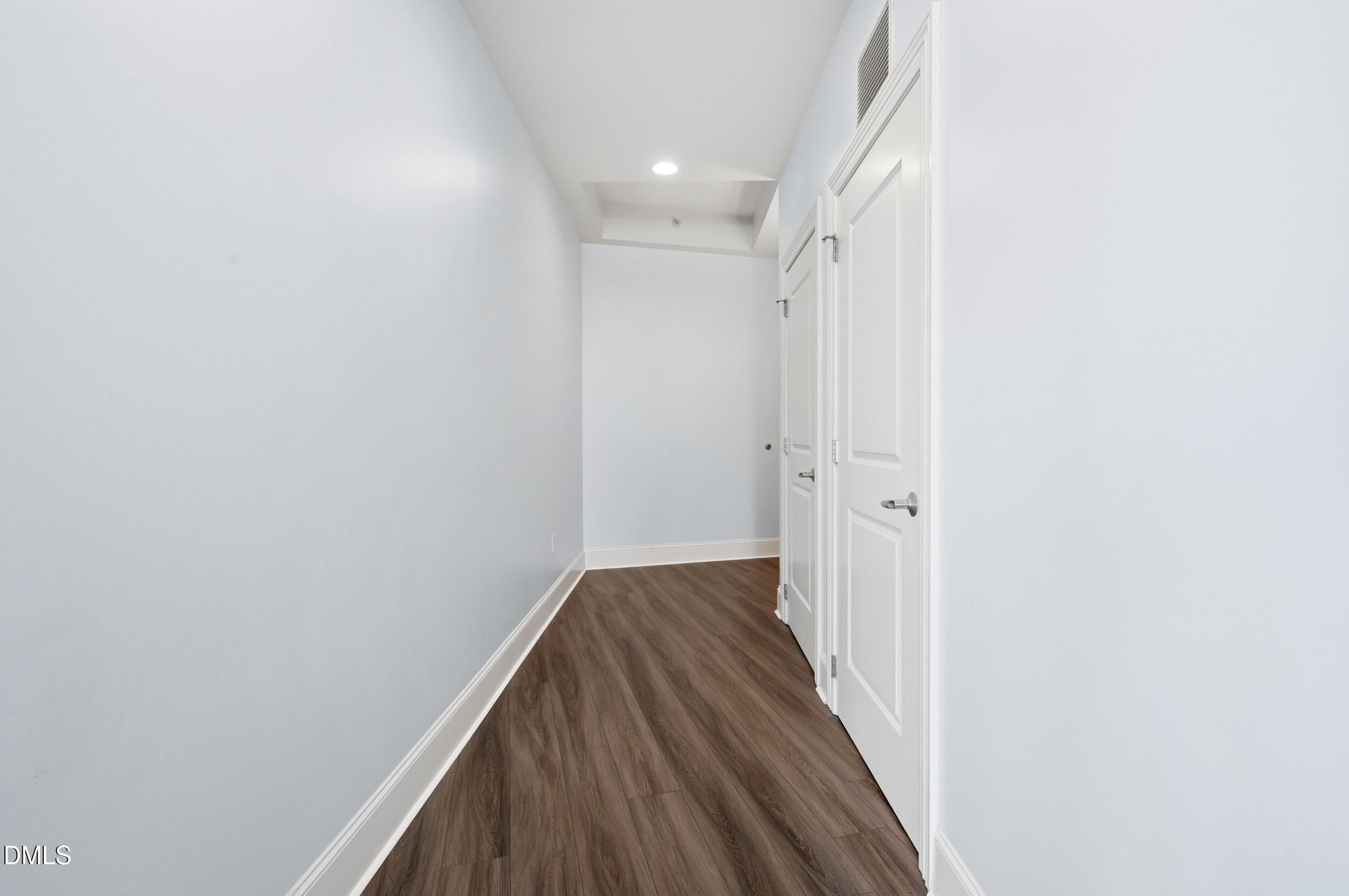 400 West North Street, Unit 810 Raleigh, NC 27603 - Photo 5 of 39 Hallway to entry