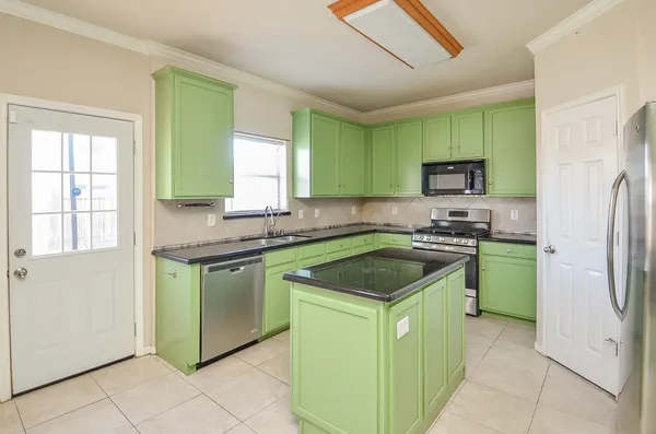 $2,700 | 407 Stream Mill Lane, Katy, TX 77494