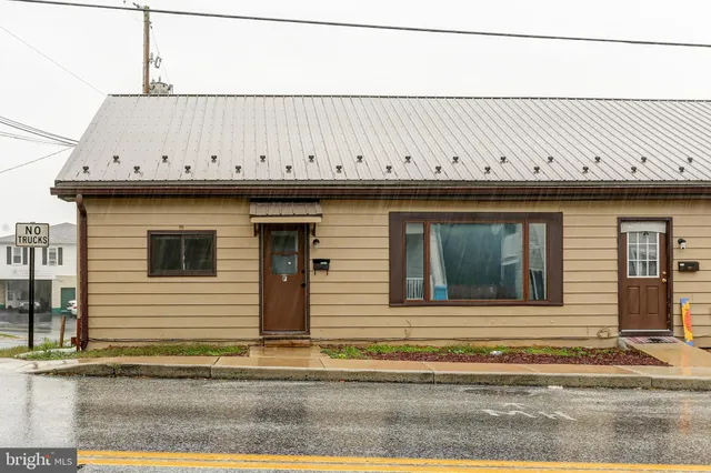 a black and white photo of a building