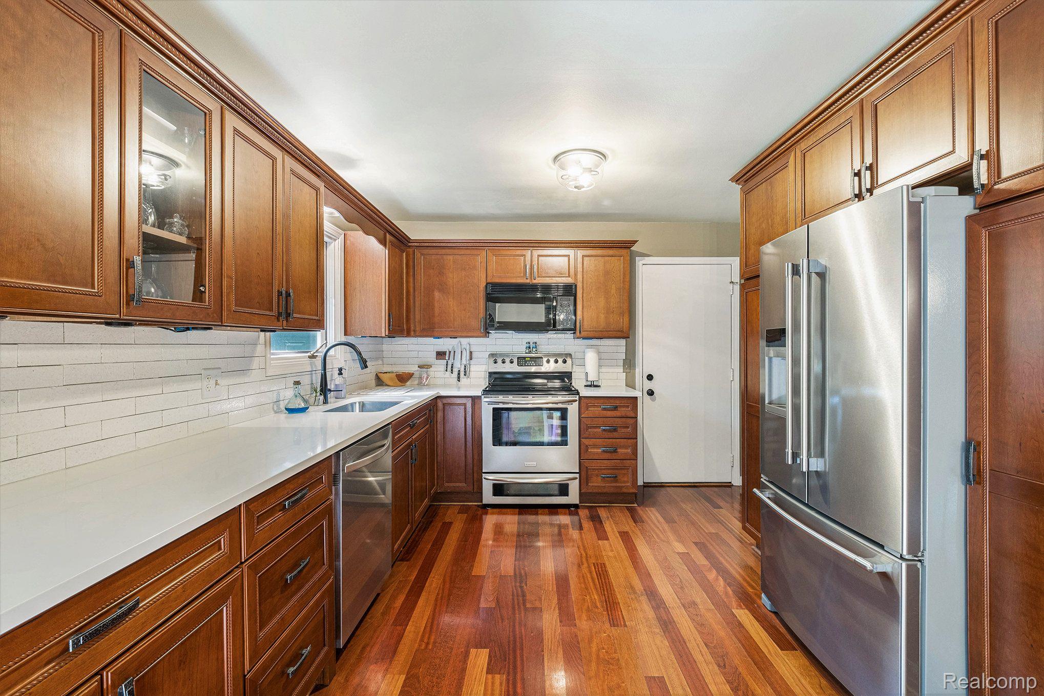 11410 Foley Road Fenton, MI 48430 - Photo 15 of 32 Beautiful convenient kitchen.