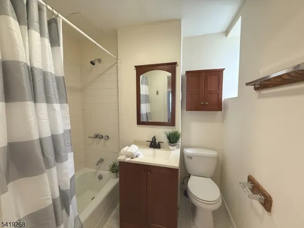 $1,975 | 39 Glenridge Avenue, Unit 5, Montclair, NJ 07042