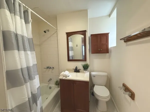 $1,975 | 39 Glenridge Avenue, Unit 5, Montclair, NJ 07042