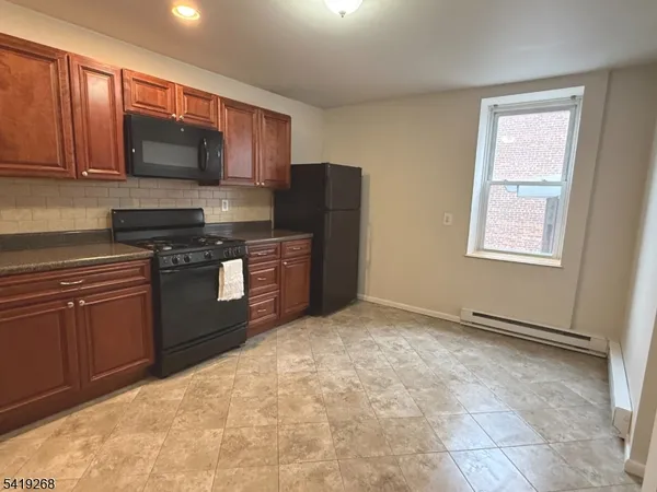 $1,975 | 39 Glenridge Avenue, Unit 5, Montclair, NJ 07042