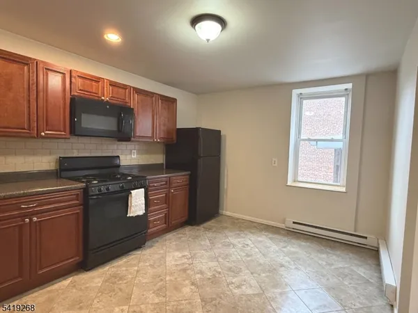 $1,975 | 39 Glenridge Avenue, Unit 5, Montclair, NJ 07042