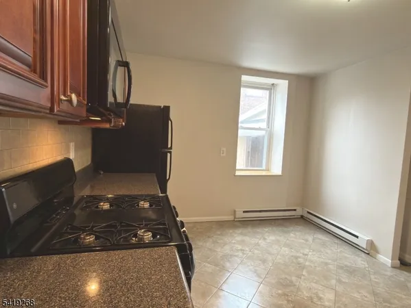 $1,975 | 39 Glenridge Avenue, Unit 5, Montclair, NJ 07042