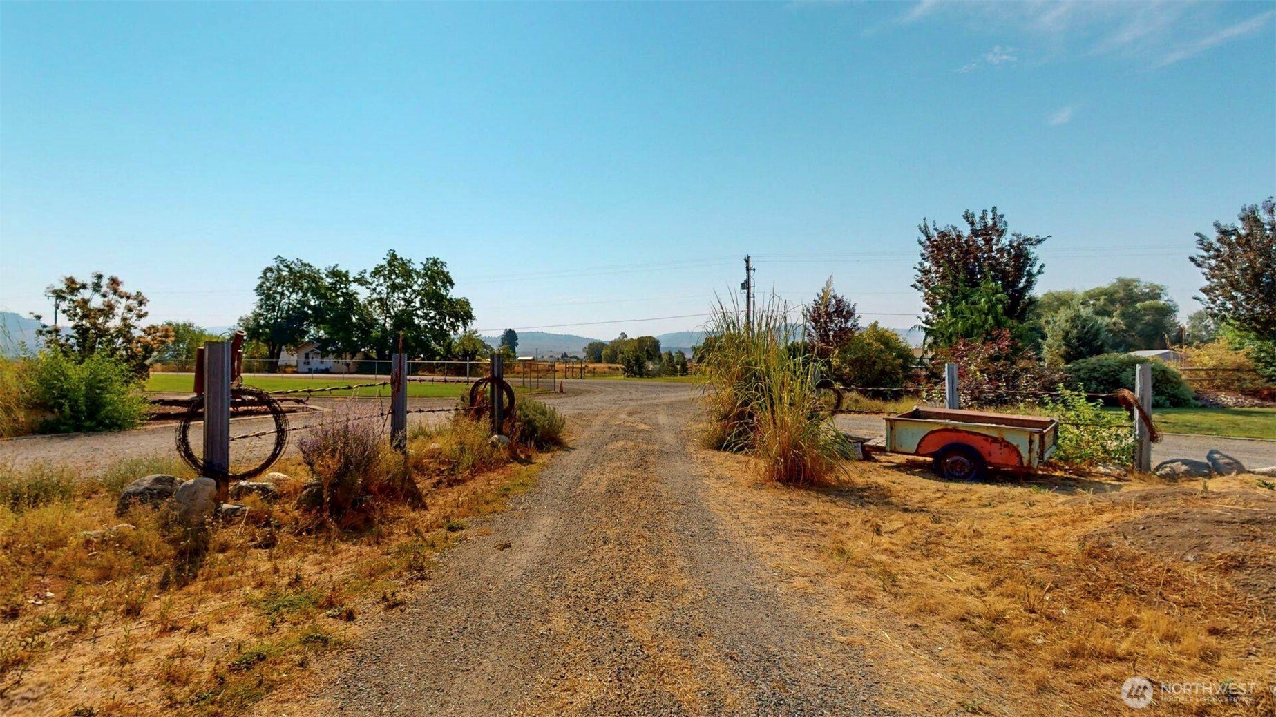 71 Shumway Road Omak, WA 98841 - Photo 31 of 40 a backyard of a house with table and chairs