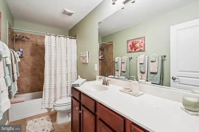 a view of an entryway and livingroom