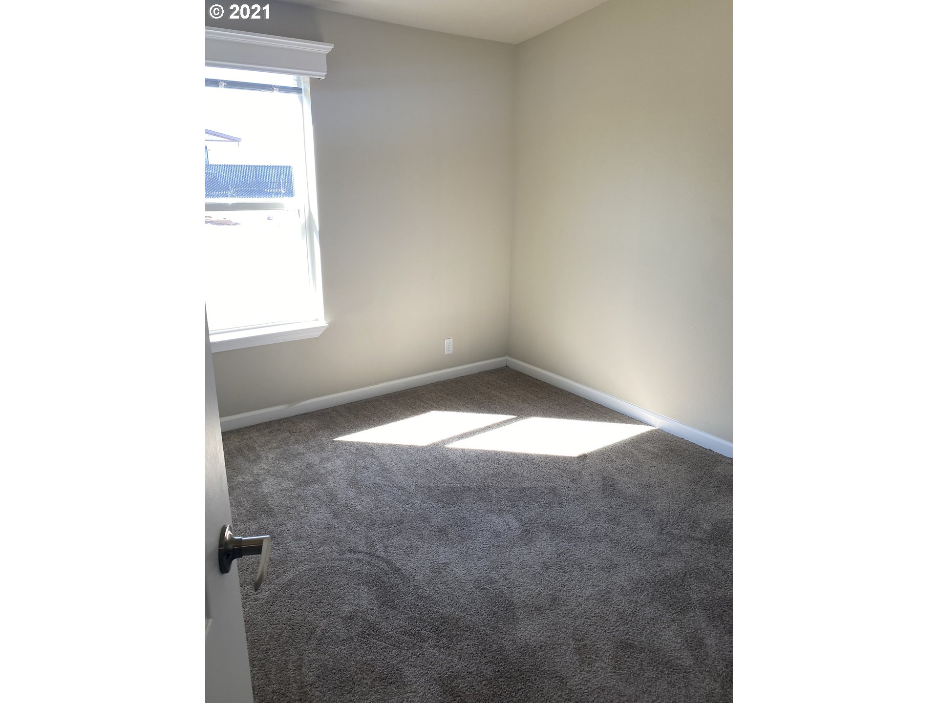 305 Oregon Trail Boulevard Boardman, OR 97818 - Photo 11 of 11 a view of a window in an empty room