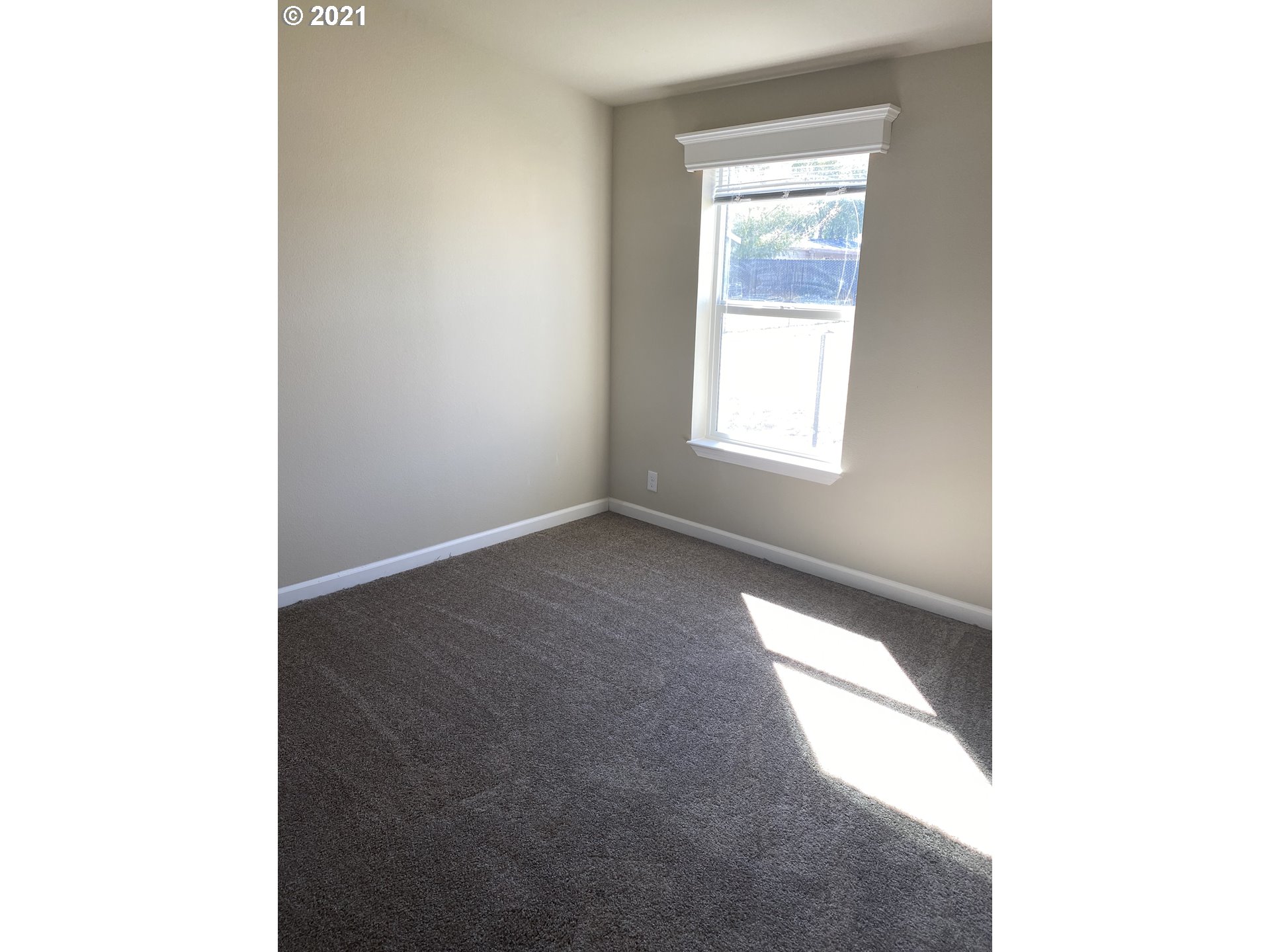 305 Oregon Trail Boulevard Boardman, OR 97818 - Photo 10 of 11 a view of an empty room with a window