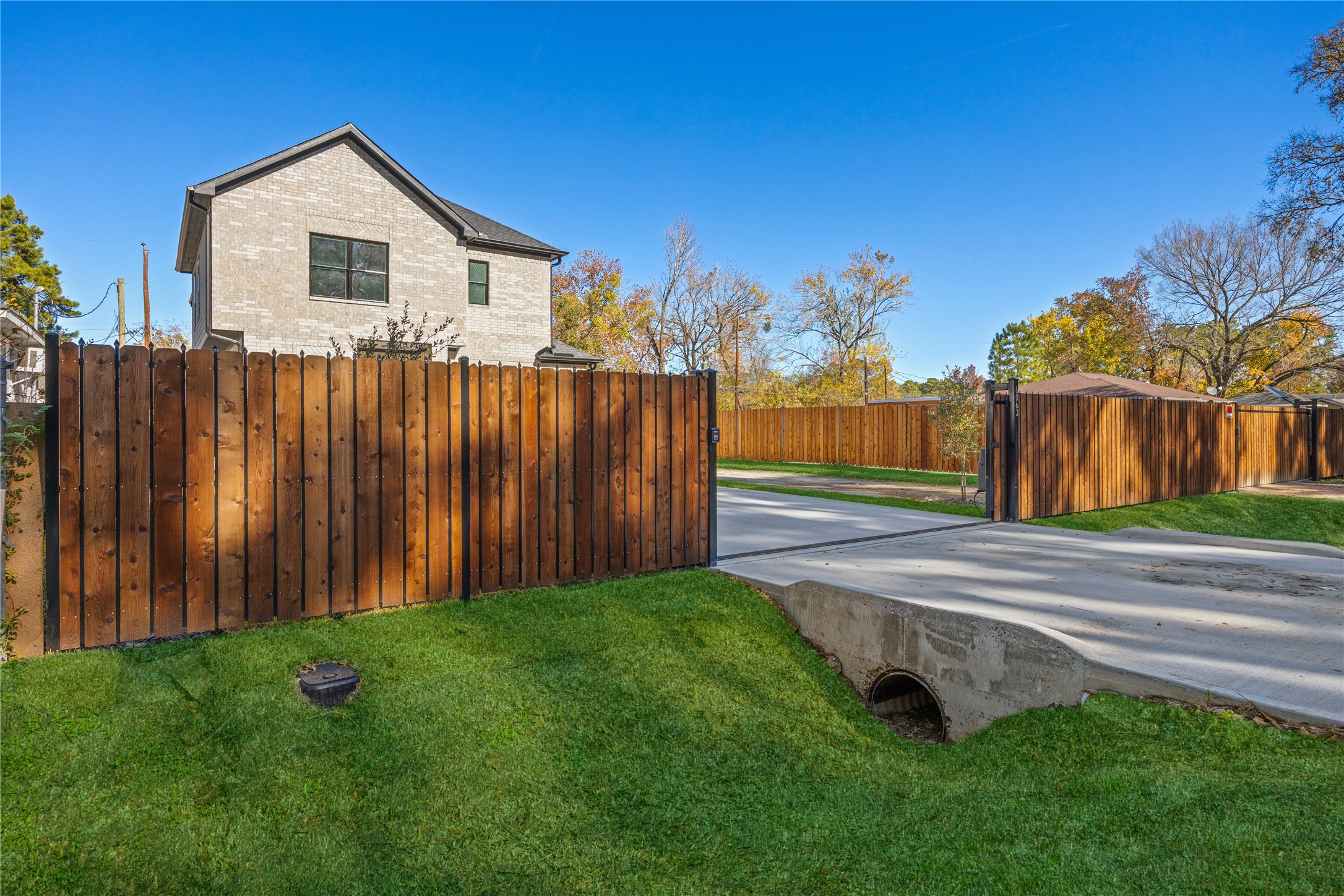 6063 Townsan Road Houston, TX 77396 - Photo 43 of 46 a front view of a house with garden