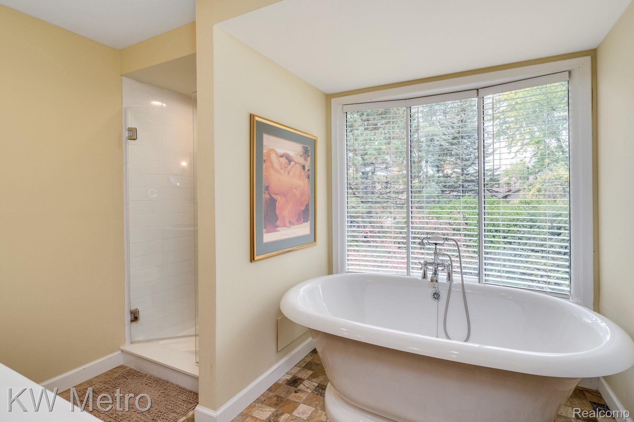 323 Shellbourne Drive Rochester, MI 48309 - Photo 42 of 62 Soaking tub large enough to fit two.