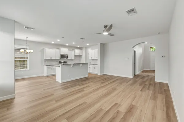 $2,200 | 301 Serpentine Lane, Jarrell, TX 76537