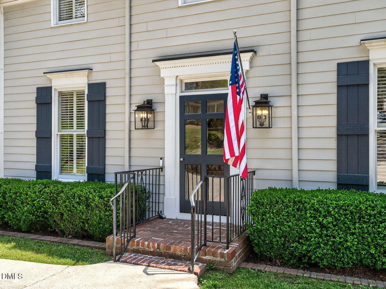 004-1280x960-front-porch