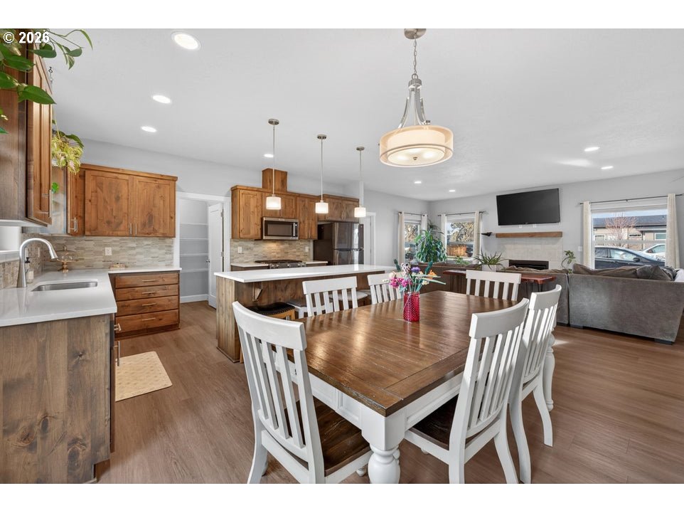 559 Northwest Rimrock Drive Redmond, OR 97756 - Photo 4 of 41 Gallery Image 4
