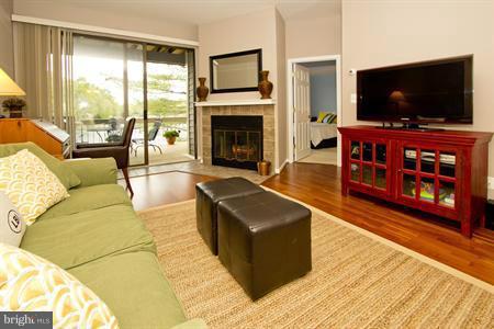11288 Harbor Court, Unit 1288 Reston, VA 20191 - Photo 23 of 29 Living Room