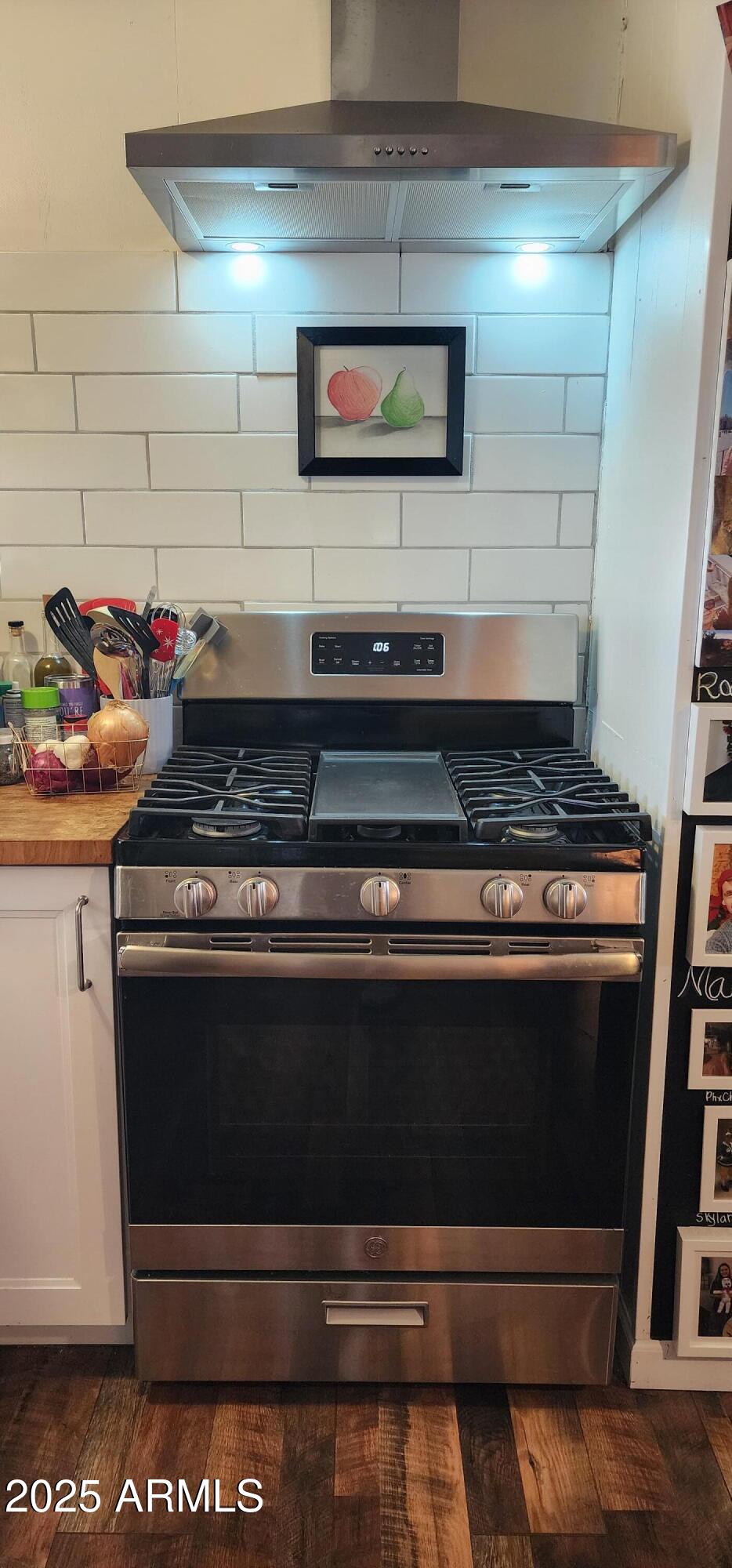 16005 North 32nd Street, Unit 33 Phoenix, AZ 85032 - Photo 11 of 40 a stove top oven sitting inside of a kitchen
