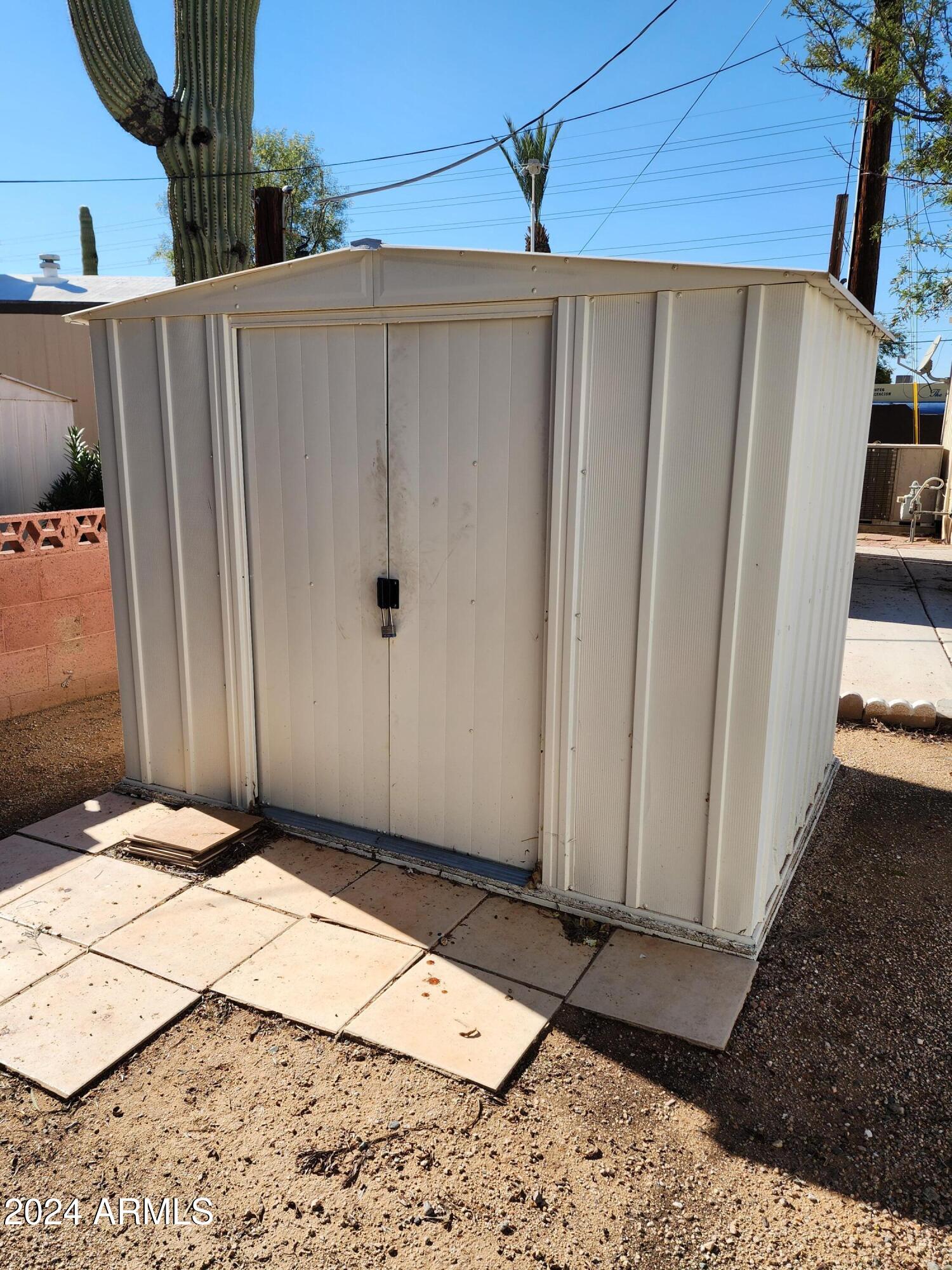 16005 North 32nd Street, Unit 33 Phoenix, AZ 85032 - Photo 24 of 40 a backyard of a house