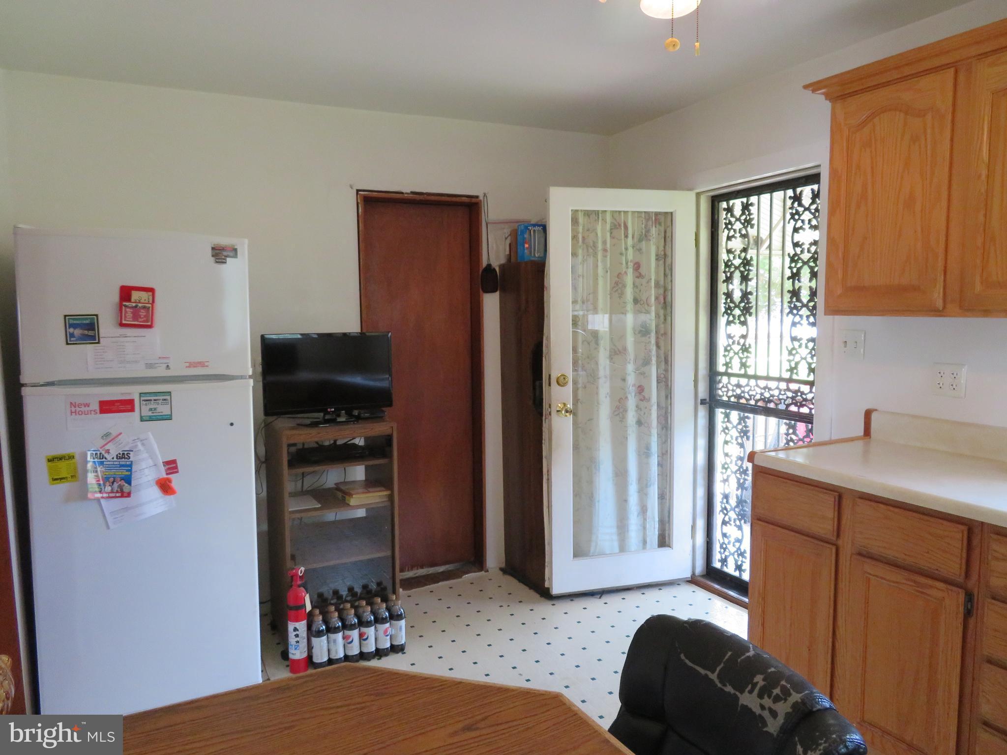 912 Frog Mortar Road Baltimore, MD 21220 - Photo 4 of 22 Kitchen