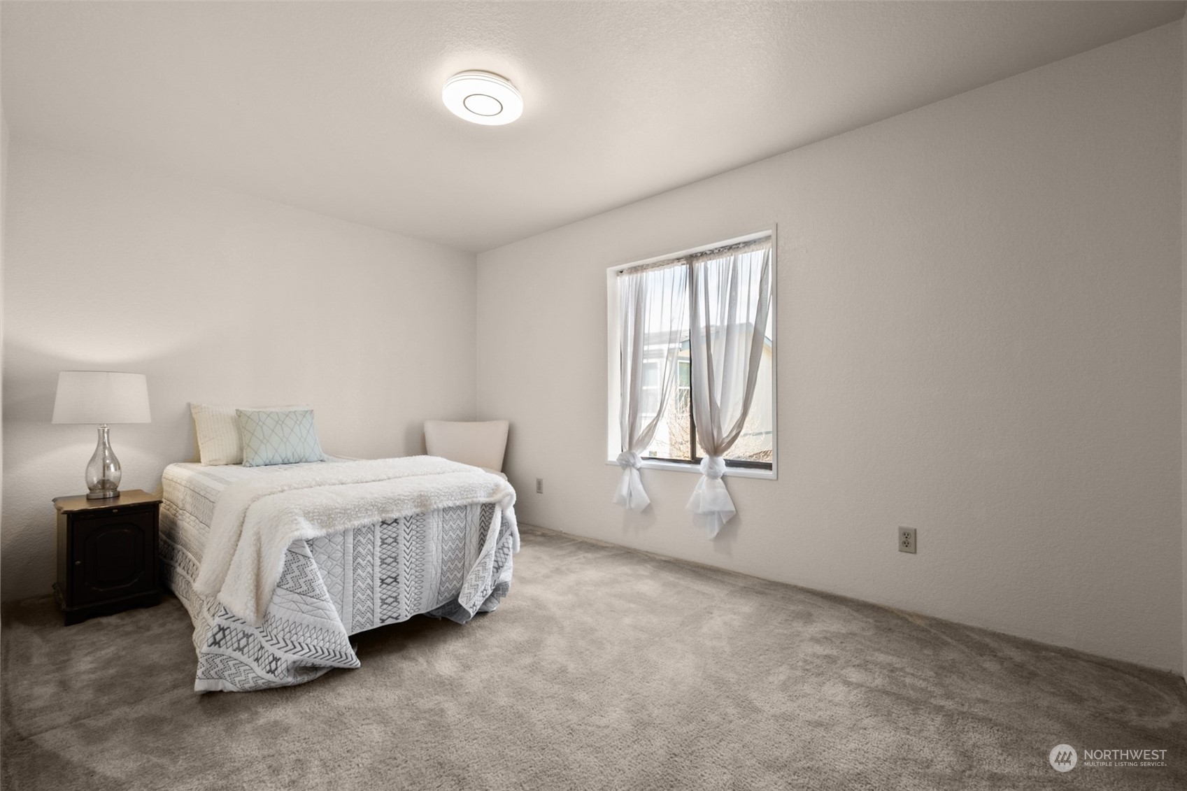 798 Pine Drive, Unit 798 Enumclaw, WA 98022 - Photo 14 of 20 a spacious bedroom with a bed and a window