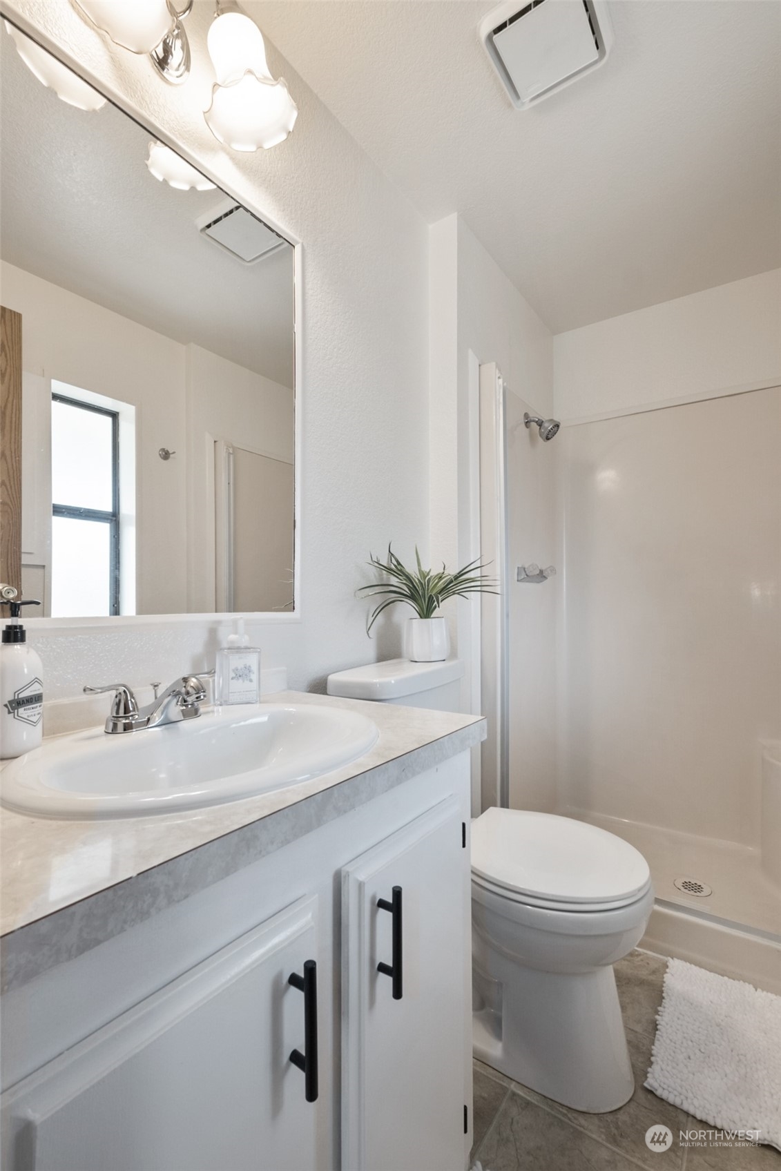 798 Pine Drive, Unit 798 Enumclaw, WA 98022 - Photo 15 of 20 a bathroom with a sink a toilet and shower
